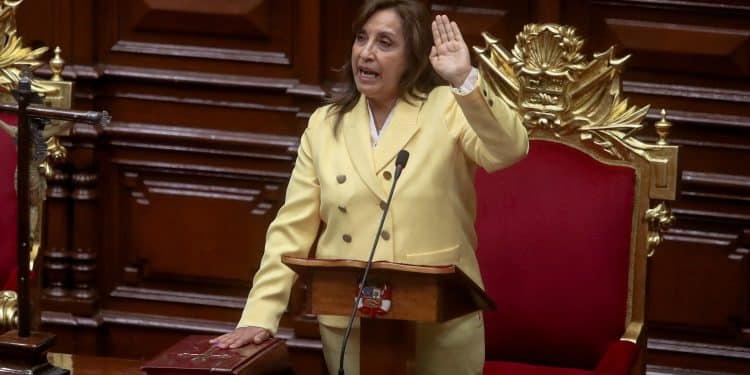 Dina Boluarte diventa la prima presidente donna del Perù
