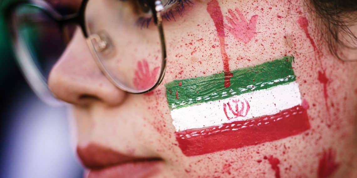 Le autorità iraniane colpiscono le manifestanti donne al volto, al seno e ai genitali