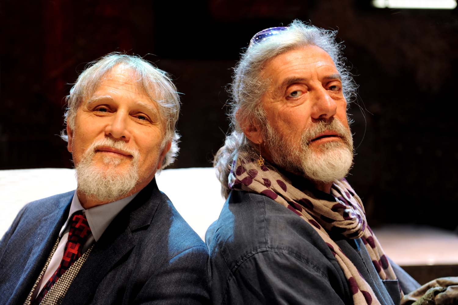 Moni Ovadia (76 anni, a sinistra) e Shel Shapiro posano sulla scena di ’Shylock - Il mercante di Venezia in prova’