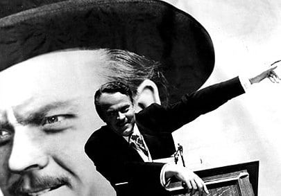 Kane (Orson Welles) nella scena della campagna elettorale del film "Quarto potere"