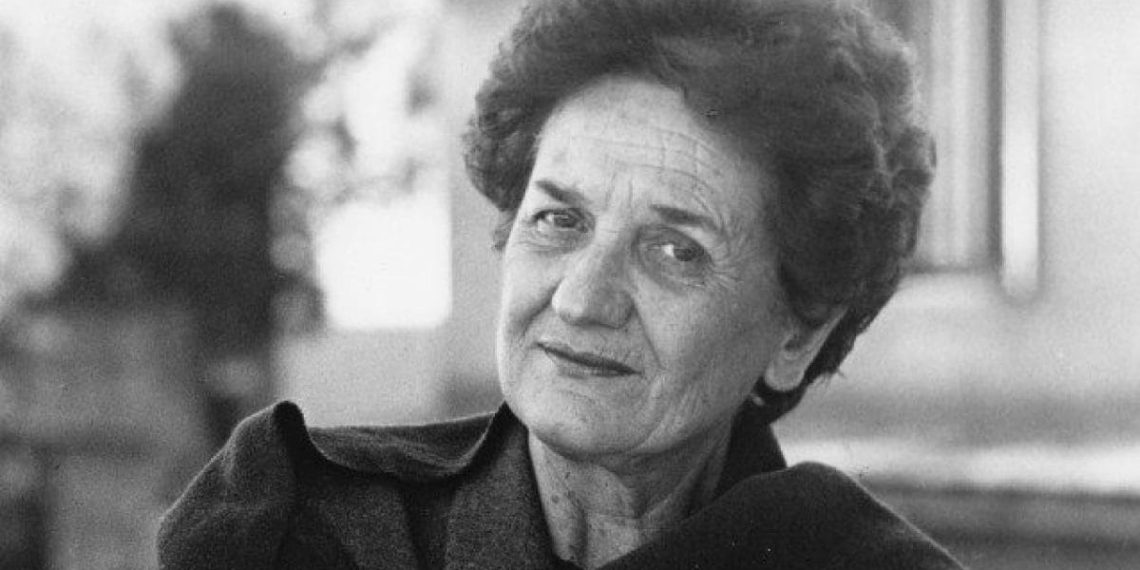 Elena Gianini Belotti era nata a Roma il 2 dicembre 1929 da genitori di origine bergamasca, ha lavorato a lungo nel campo dell’assistenza all’infanzia.