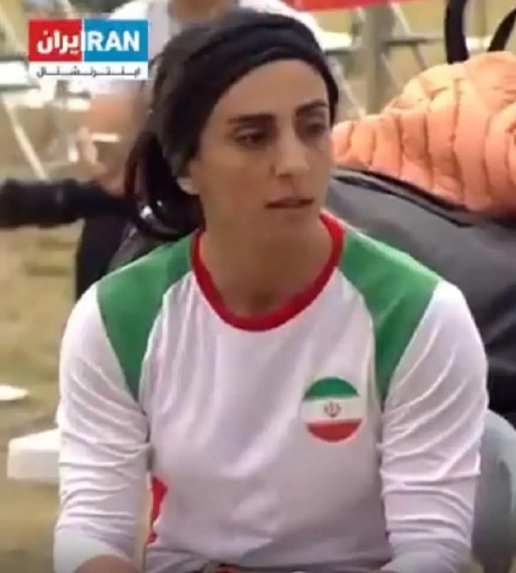 Elnaz Rekabi, l’atleta iraniana che, alle competizioni internazionali di arrampicata di Seul dello scorso ottobre, aveva disobbedito alle restrizioni della Repubblica islamica gareggiando senza hijiab