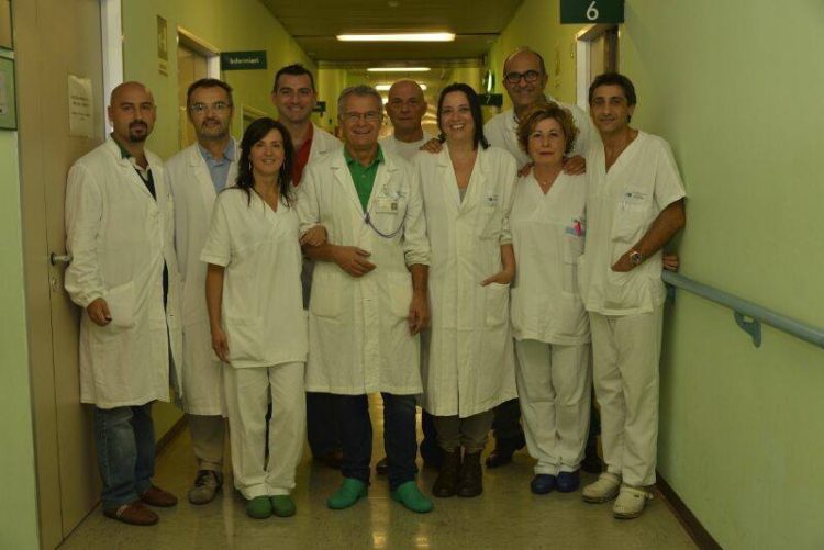 Franco Blefari, primario di urologia dell’ospedale Santo Stefano di Prato con la sua équipe