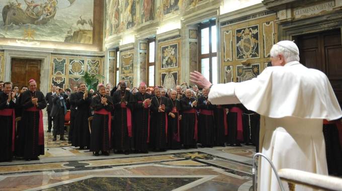 Papa Benedetto XVI nella Biblioteca apostolica del Vaticano nel 2007