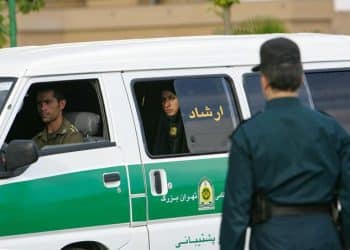 Una donna all'interno di un furgone della polizia morale iraniana