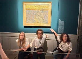 Azione degli ambientalisti di Ultima Generazione alla mostra di Van Gogh a Roma (Ansa)