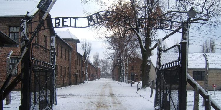L'entrata del campo di concentramento di Auschwitz