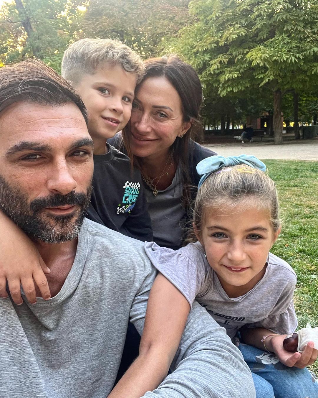 Francesco Arca con la famiglia, i figli e la compagna Irene Capuano (Instagram)