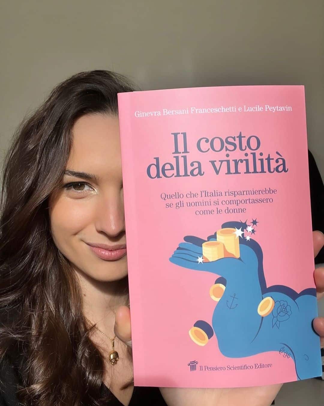 Ginevra Bersani Franceschetti con il suo "Il costo della virilità - quello che l'Italia risparmierebbe se gli uomini si comportassero come le donne" (Instagram)
