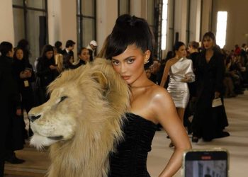 Kylie Jenner con la testa di leone (Instagram)