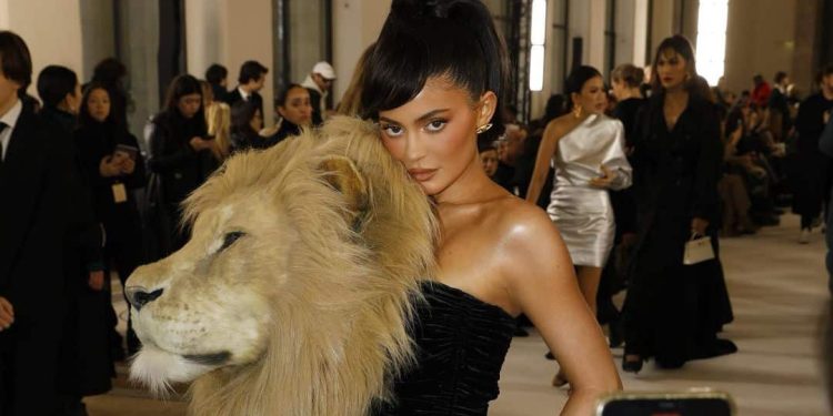Kylie Jenner con la testa di leone (Instagram)