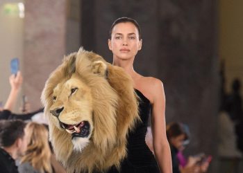 La modella russa Irina Shayk con l'abito 'incriminato' (Instagram)