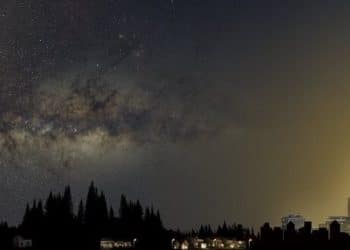 Il cielo stellato viene progressivamente cancellato dalle luci (Ansa)