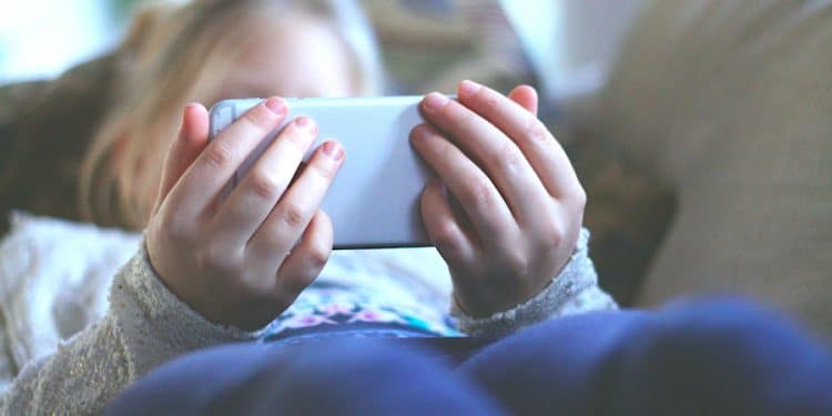 Gli psicologi: "I bambini dormono sempre meno per uso dei social"