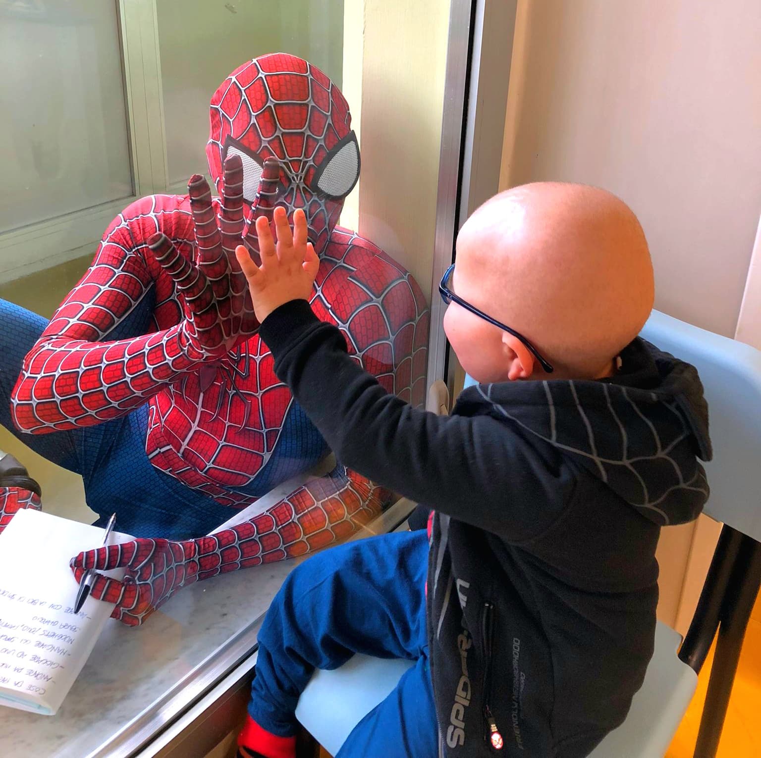 Spiderman in corsia ospedaliera
