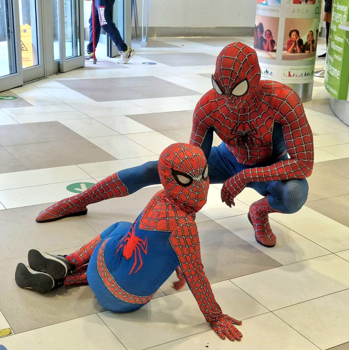 Spiderman in ospedale per portare un po' di gioia ai bambini malati