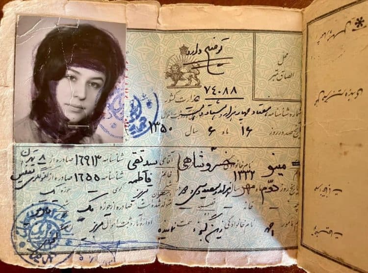La foto del documento di identità della madre di Nilufar Amir Djafari Rezaieh