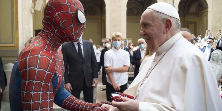 Mattia nei panni di SpiderMan con Papa Francesco