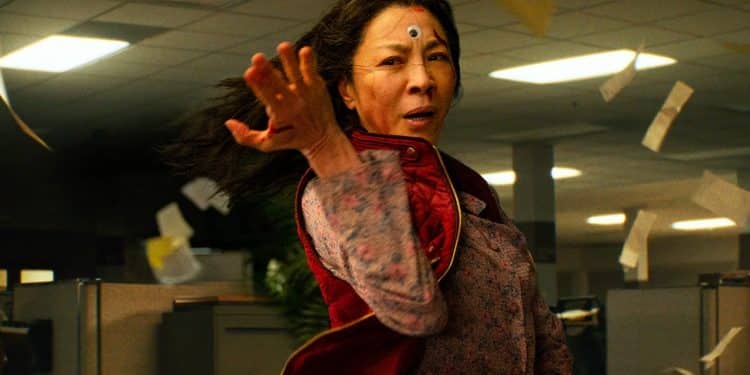 Michelle Yeoh nel film "Everything Everywhere All at Once"