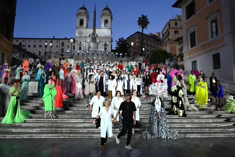Pierpaolo Piccioli e il suo staff sulla scalinata di Trinità dei Monti per Valentino The Beginning