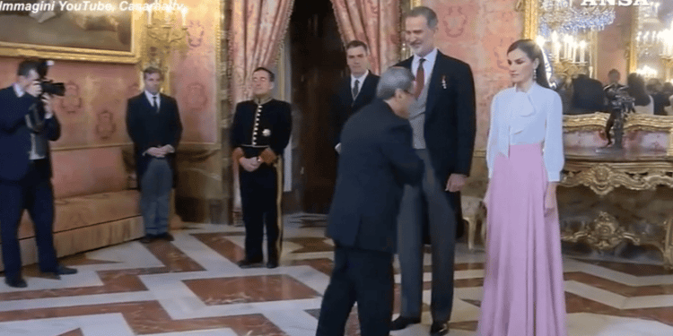 L'ambasciatore dell'Iran non stringe la mano alla regina Letizia di Spagna