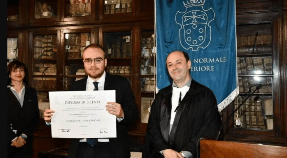 Matteo Fabbri con il diploma di laurea alla Normale (foto: La Repubblica)