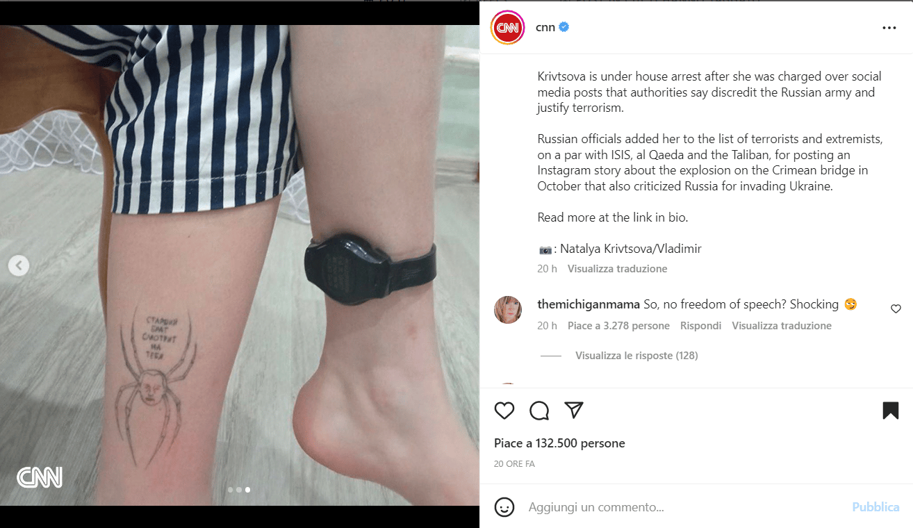 Olesya Krivtsova: su una caviglia il dispositivo per controllare i suoi spostamenti, sull'altra il tatuaggio contro Putin