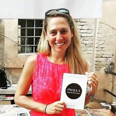 Elisa Caporalini con il precedente il libro, "Frolla, biografia di un sogno” (Instagram)