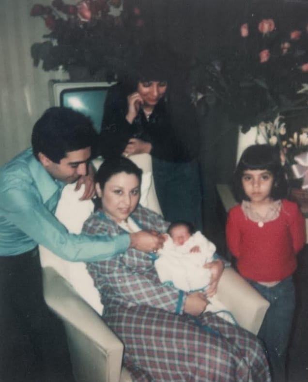 Gruppo di famiglia: Nilufar Amir Djafari Rezaieh fra le braccia della madre, a Firenze