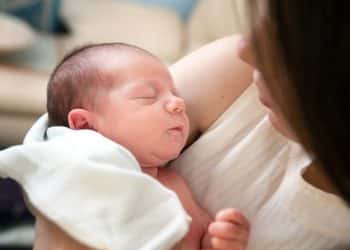 Neonato morto a Roma: la madre si addormenta durante l'allattamento