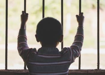 Bambini in carcere: a giugno 2022 in Italia erano 57 i minori di sei anni detenuti con le madri