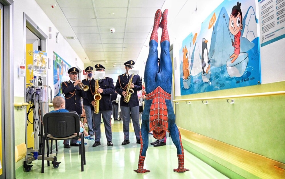 Mattia-Spiderman dedica tutto il proprio tempo libero a servizio del prossimo, specialmente dei bambini che riempiono i reparti ospedalieri
