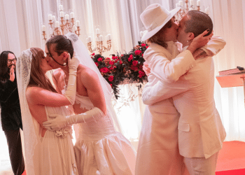 I quattro componenti dei Maneskin si baciano dopo il "Sì" al matrimonio per celebrare l'uscita del nuovo album Rush!
