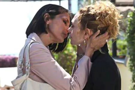 Il bacio tra i personaggi di Marina Giordano (a sinistra) e Aurora Iodice