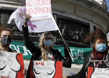 Il Senato francese approva la mozione per inserire l'aborto in Costituzione