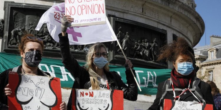 Il Senato francese approva la mozione per inserire l'aborto in Costituzione