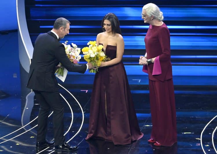 Amadeus consegna i fiori di Sanremo all'attivista iraniana Pegah e Drusilla