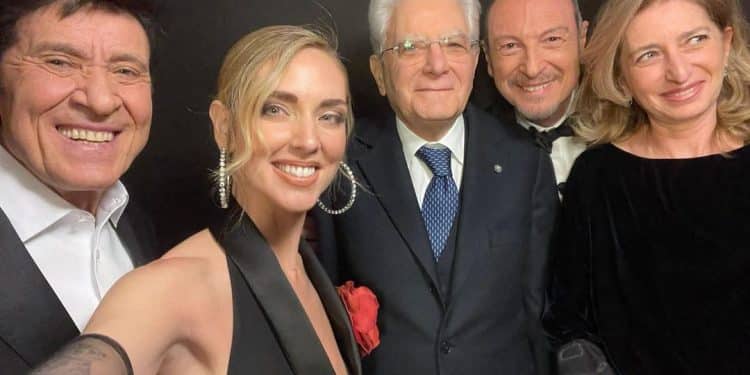 Il selfie di Chiara Ferragni con Amadeus, Gianni Morandi, il presidente Sergio Mattarella e la figlia Laura