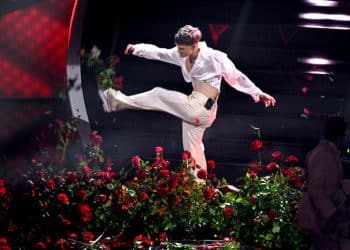 Blanco contro gli arredi floreali presenti sul palco dell'Ariston di Sanremo 2023 (Ansa)