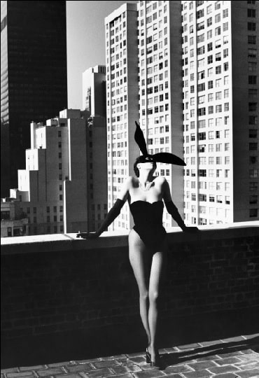 Helmut Newton, ’Elsa Peretti vestita da coniglio’. New York, 1975 ©Helmut Newton Foundation