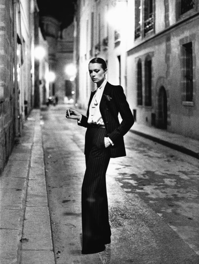 Helmut Newton, Rue Aubriot, Yves Saint Laurent, Vogue Francia. Parigi, 1975 ©Helmut Newton Foundation