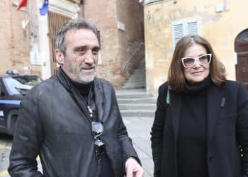 Il regista di "Mare Fuori" Carmine Elia e la moglie Paola Bonucci davanti al carcere Santo Spirito a Siena per un incontro coi detenuti  (Foto: Di Pietro)