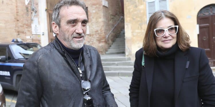 Il regista di "Mare Fuori" Carmine Elia e la moglie Paola Bonucci davanti al carcere Santo Spirito a Siena per un incontro coi detenuti  (Foto: Di Pietro)