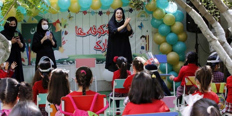 Bambine di una scuola elementare iraniana. Sono centinaia i casi di avvelenamento di giovani alunne