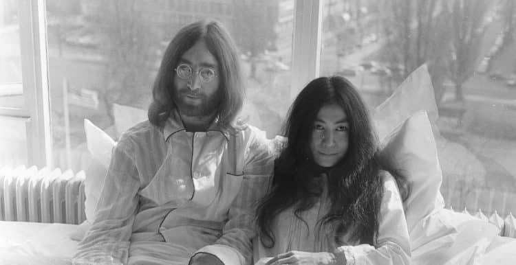 Lennon e Yoko Ono nel Bed-in pacifista