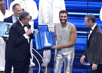 Marco Mengoni riceve dal presidente Toti il premio speciale, una Lanterna di Genova realizzata con la filigrana di Campo Ligure e anche il premio Città di Sanremo