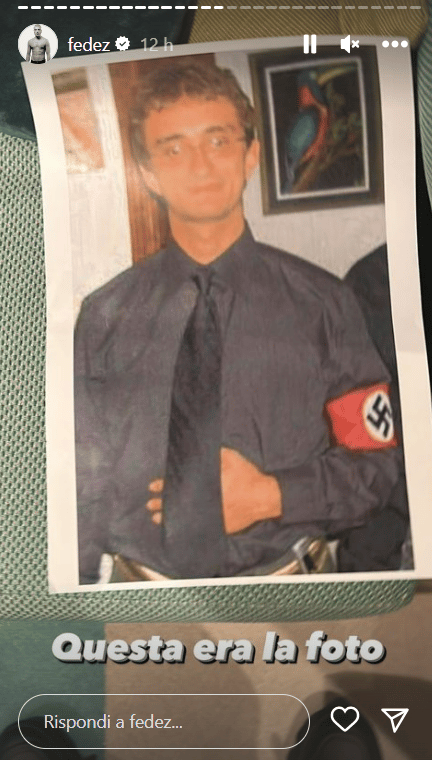 La fotografia di Galeazzo Bignami (attuale viceministro alle Infrastrutture) vestito da Nazista che Fedez ha strappato (Instagram)
