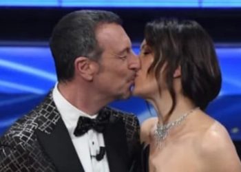 Il bacio tra Amadeus e Giovanna Civitillo durante il festival di Sanremo 2022 (Instagram)