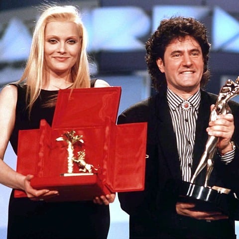 Anna Oxa e Fausto Leali premiati come vincitori del Festival di Sanremo 1989 con "Ti lascerò" (Instagram)