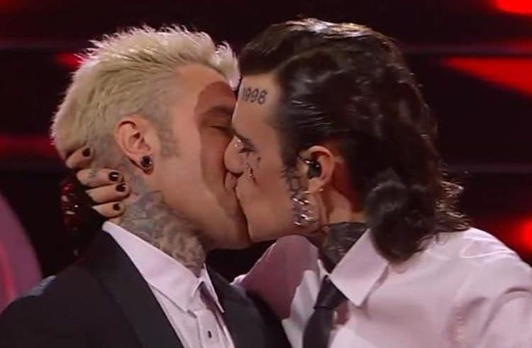 Il bacio tra Rosa Chemical e Fedez durante la finale di Sanremo 2023 (Instagram)